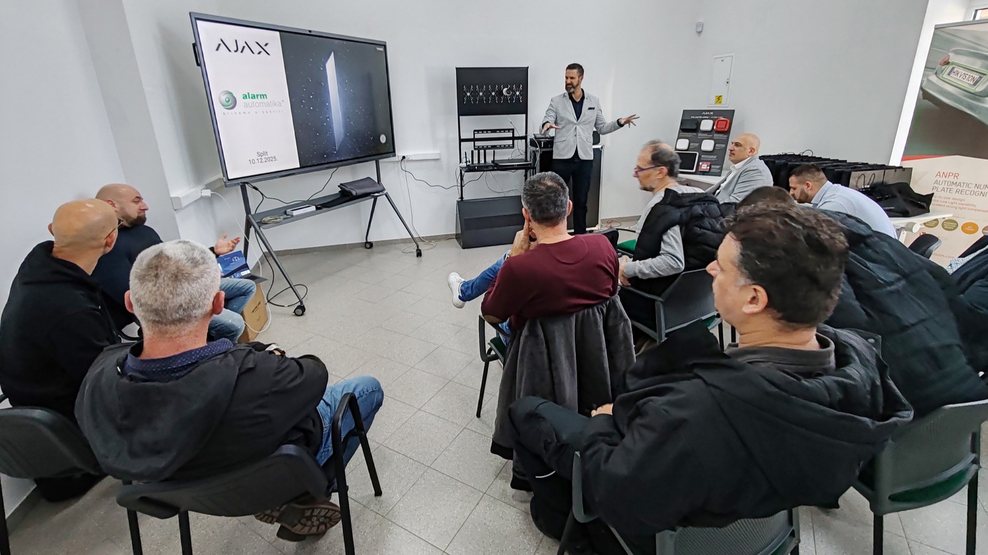 2025-12_Ajax_Connect_Split_Header